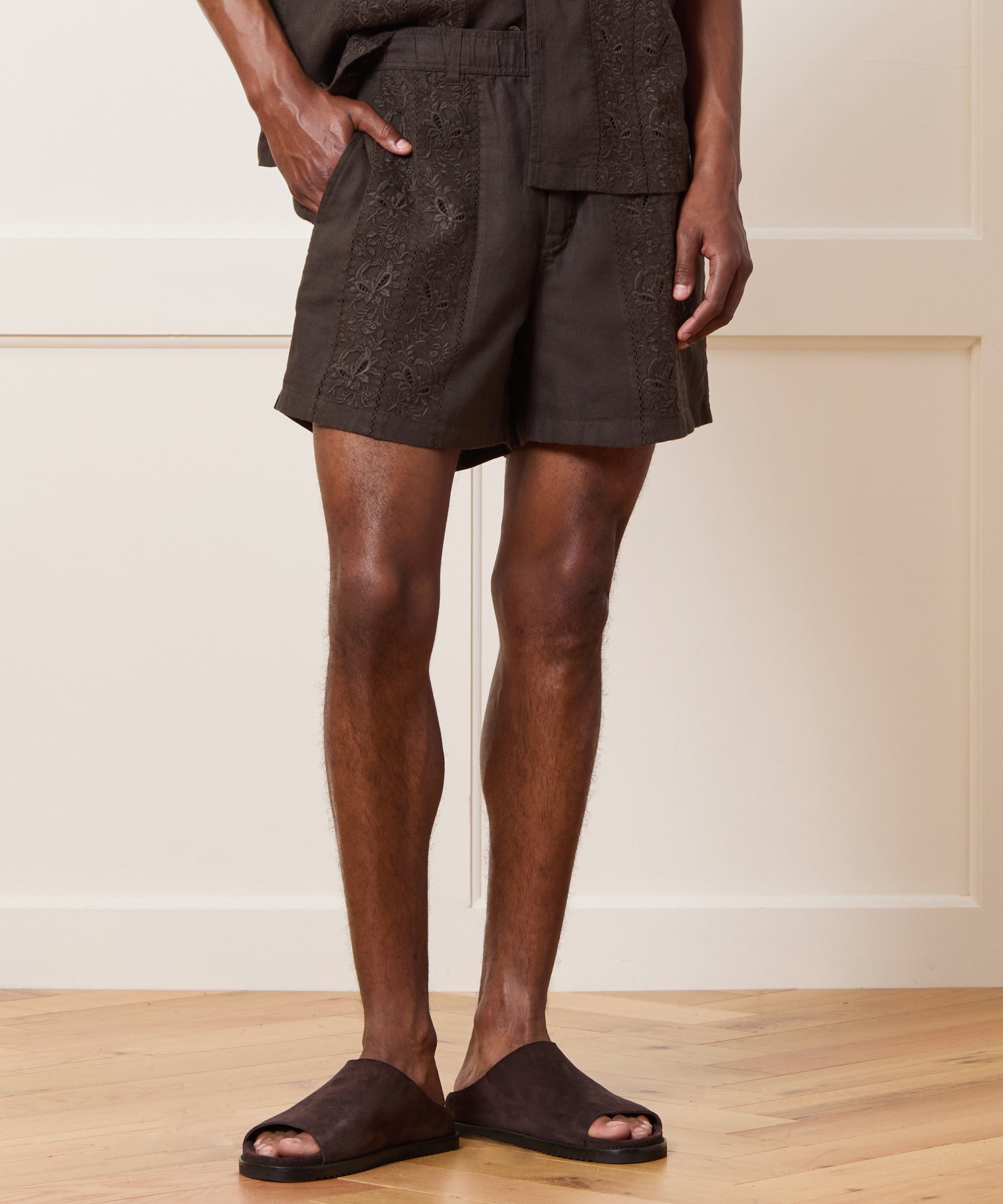 5" Embroidered Linen Beachcomber Short