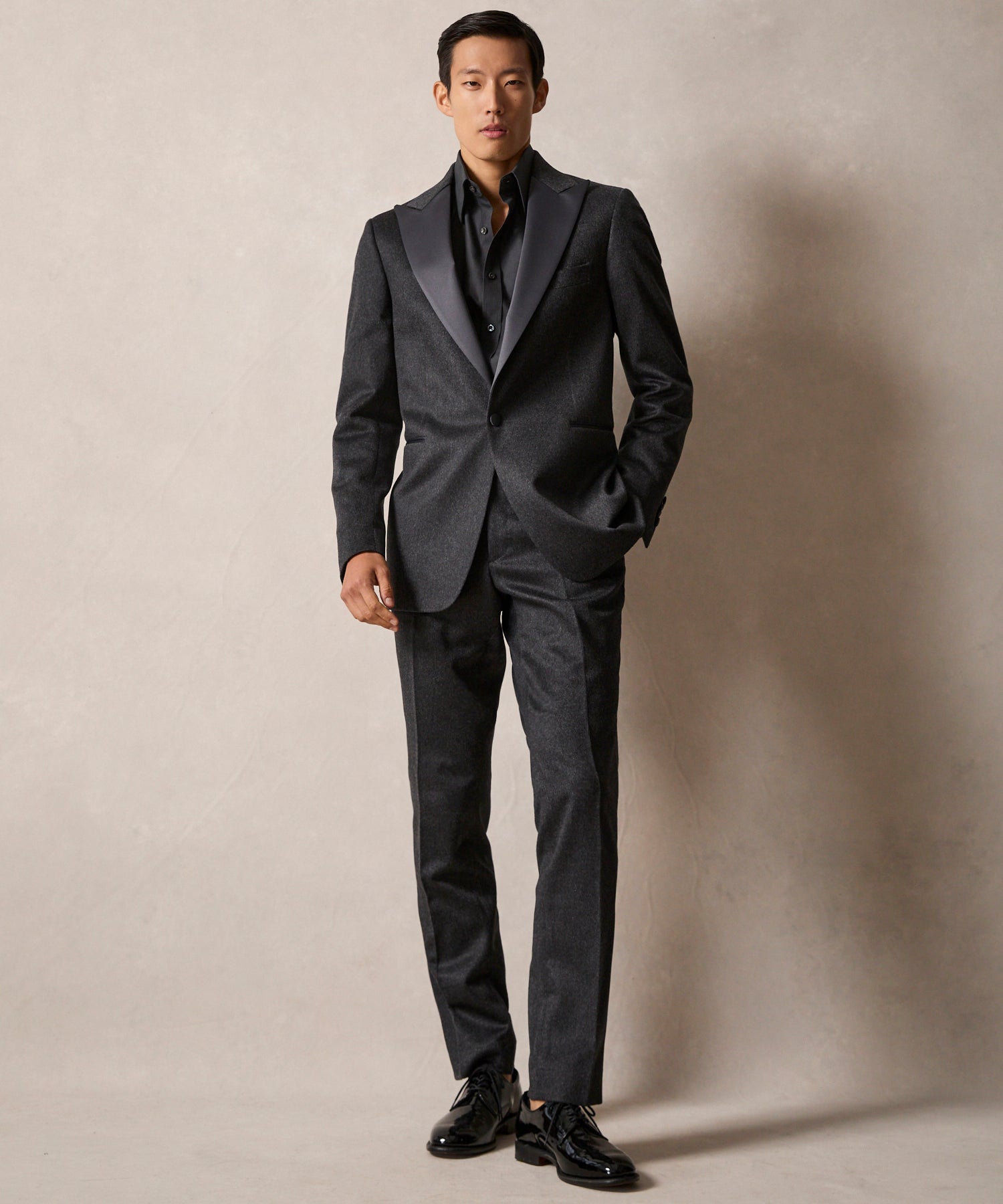 Italian Cashmere Peak Lapel Tuxedo Jacket in Grey