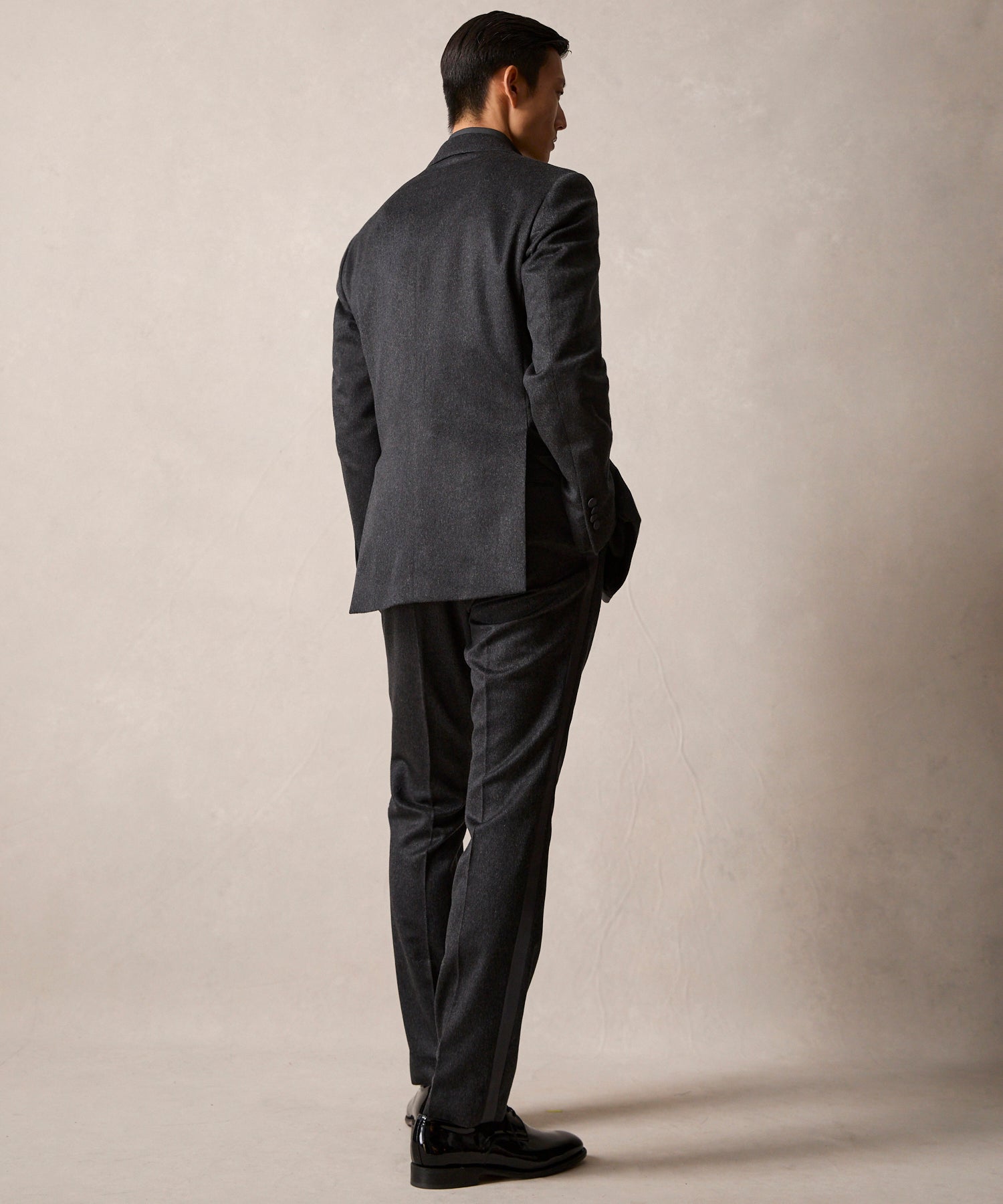Italian Cashmere Peak Lapel Tuxedo Jacket in Grey